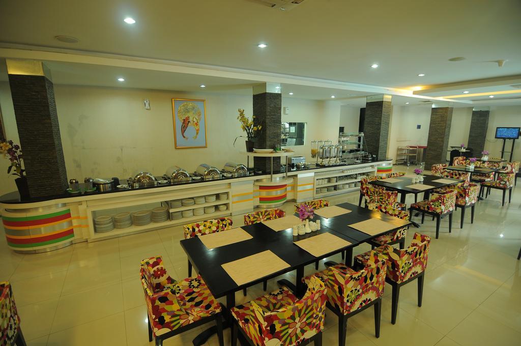 Hotel Swarna Dwipa Palembang Exterior foto