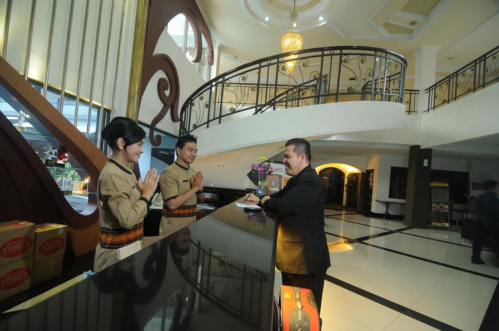 Hotel Swarna Dwipa Palembang Exterior foto