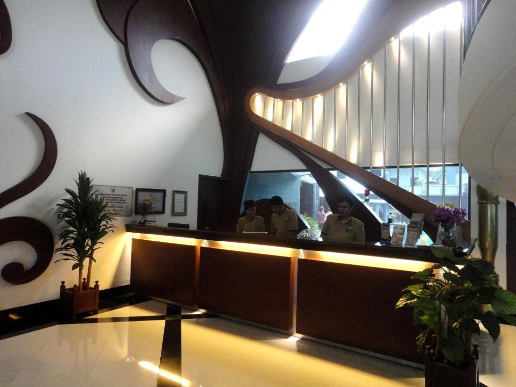 Hotel Swarna Dwipa Palembang Exterior foto