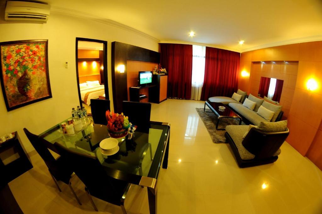 Hotel Swarna Dwipa Palembang Habitación foto